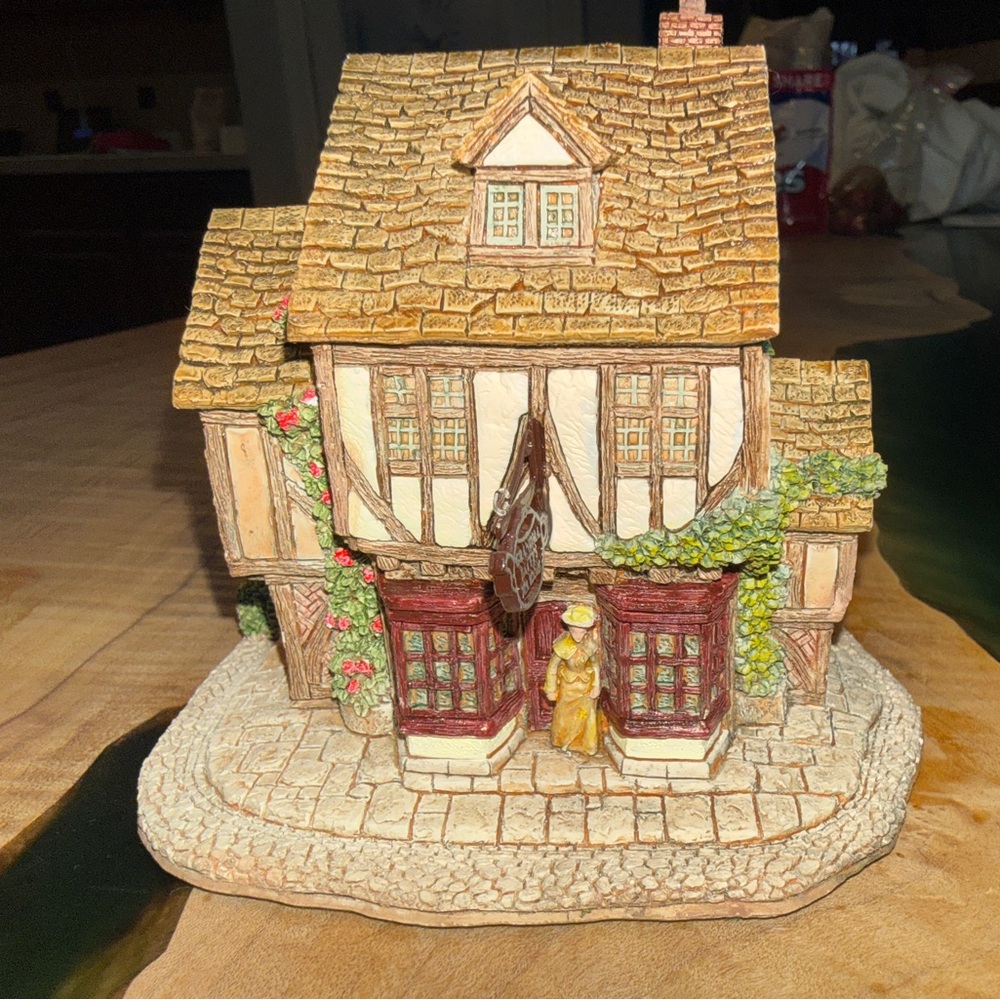 Grandma Batty’s Tea Room. Lilliput Lane. Handmade in England. 1995.